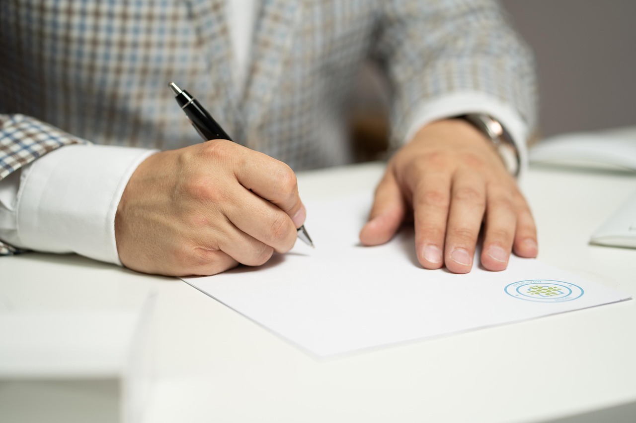 New Castle Indiana title company helping local homebuyers at closing table with professional real estate agent